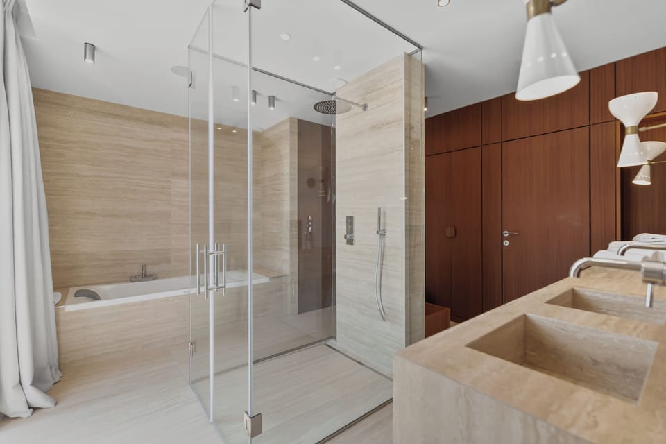 VILLA DE ROSE | Bathroom | Shower, free toiletries, hair dryer, towels