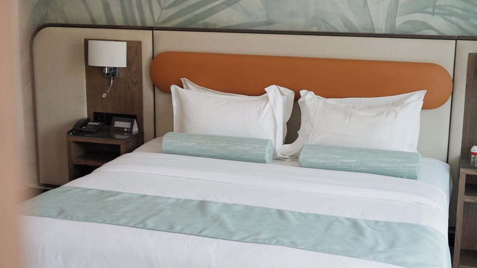 Deluxe Room | Minibar, in-room safe, desk, blackout drapes
