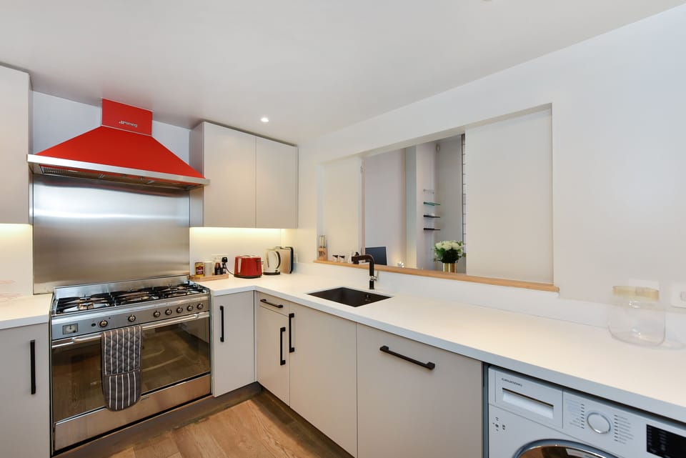 Superior Apartment | Private kitchen | Full-size fridge, microwave, oven, stovetop