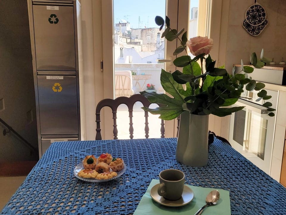 Full-size fridge, microwave, oven, stovetop