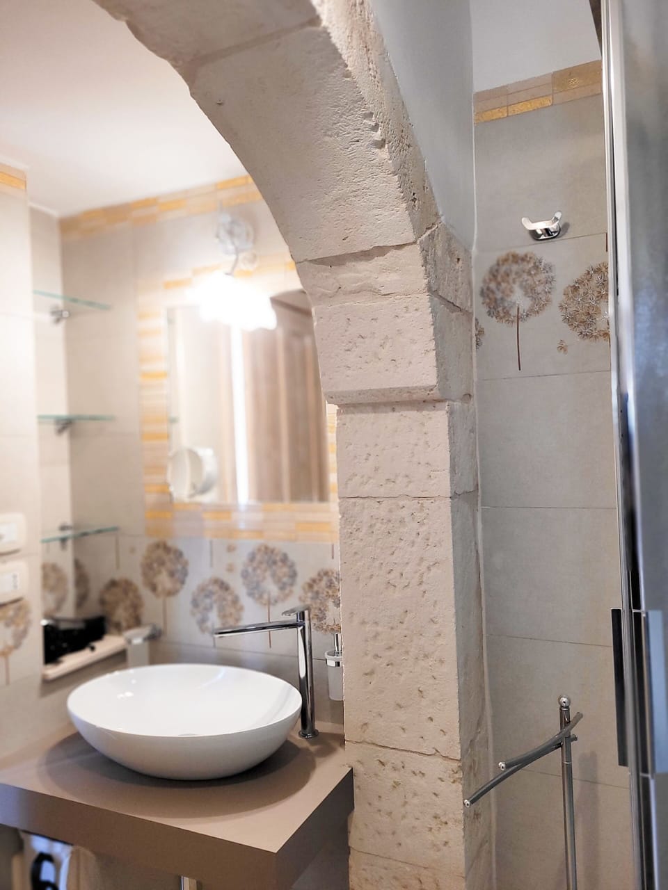 Classic Room | Bathroom | Shower, rainfall showerhead, free toiletries, hair dryer