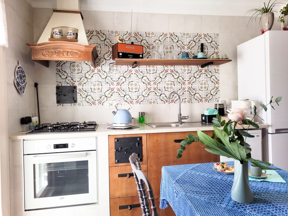 Full-size fridge, microwave, oven, stovetop