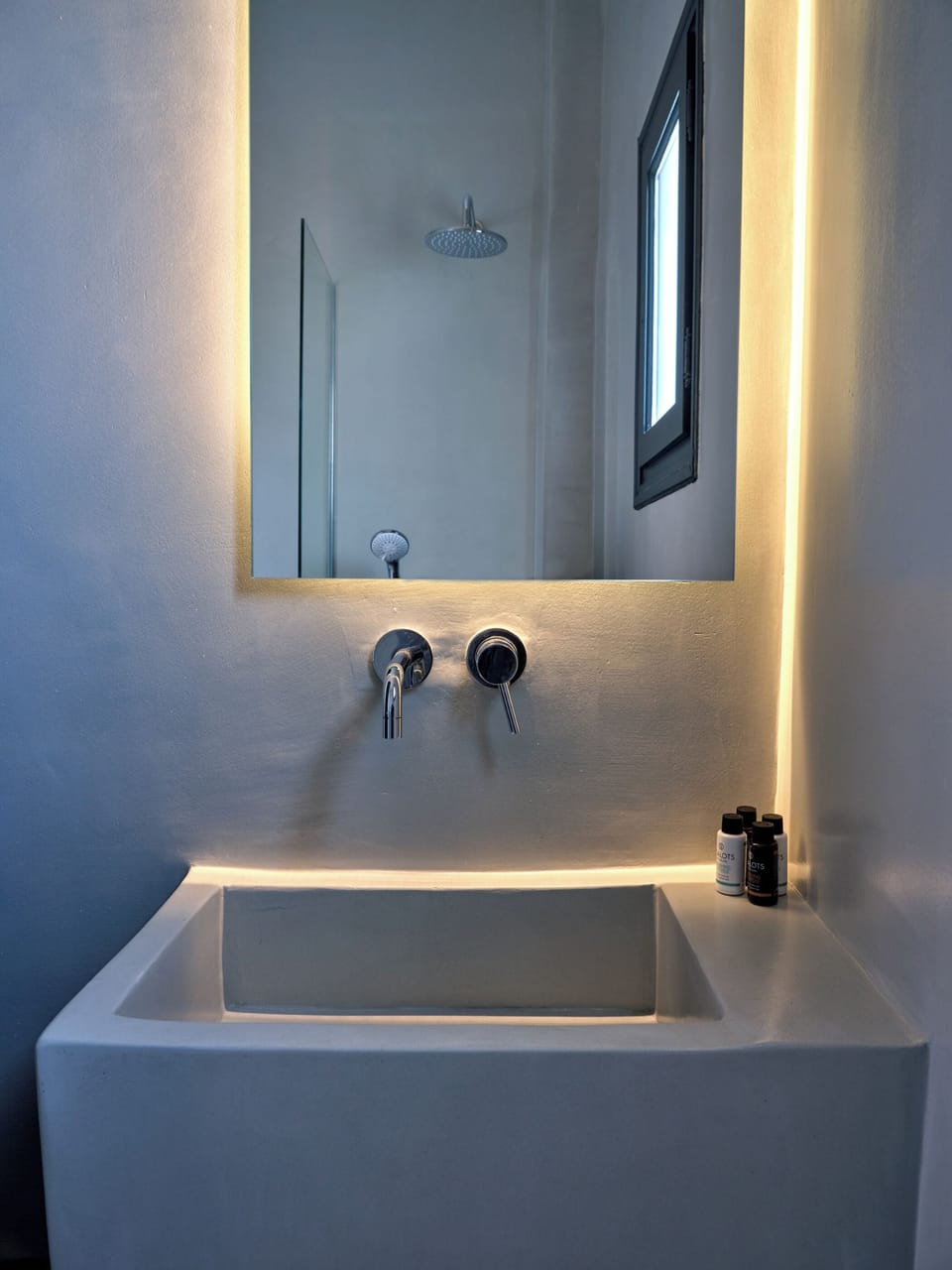 Deluxe Triple Room | Bathroom | Shower, hair dryer, towels, soap