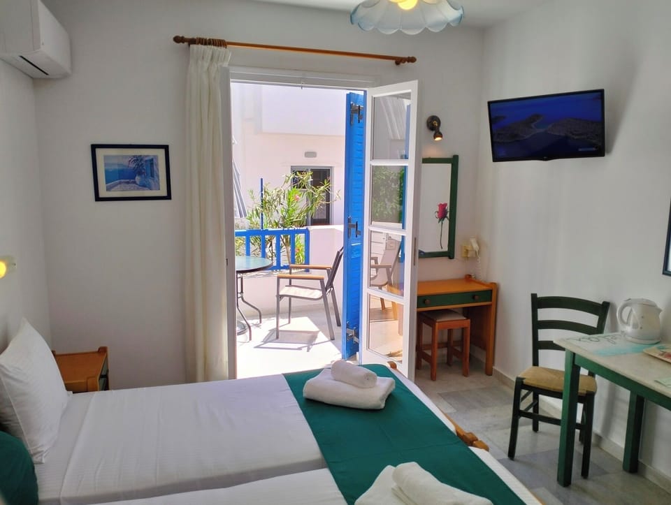 Studio, 2 Twin Beds, Private Bathroom | In-room safe, free WiFi, bed sheets