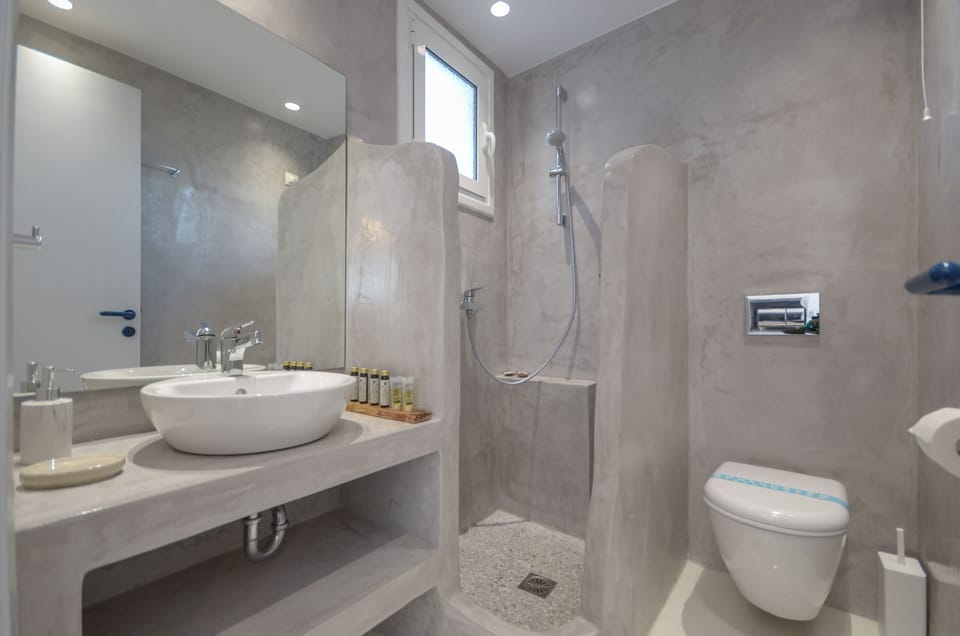 Studio, 1 Double Bed, Private Bathroom | Bathroom | Shower, hair dryer, towels, soap
