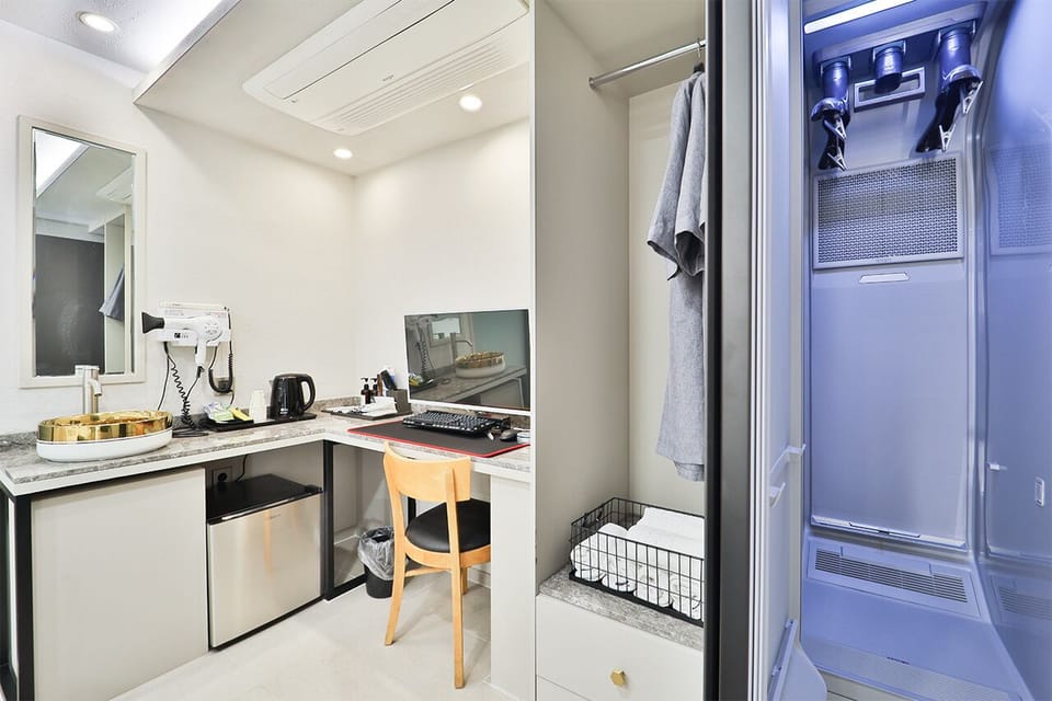 Premier Twin Room | Living area | 70-inch Smart TV with cable channels, TV, Netflix