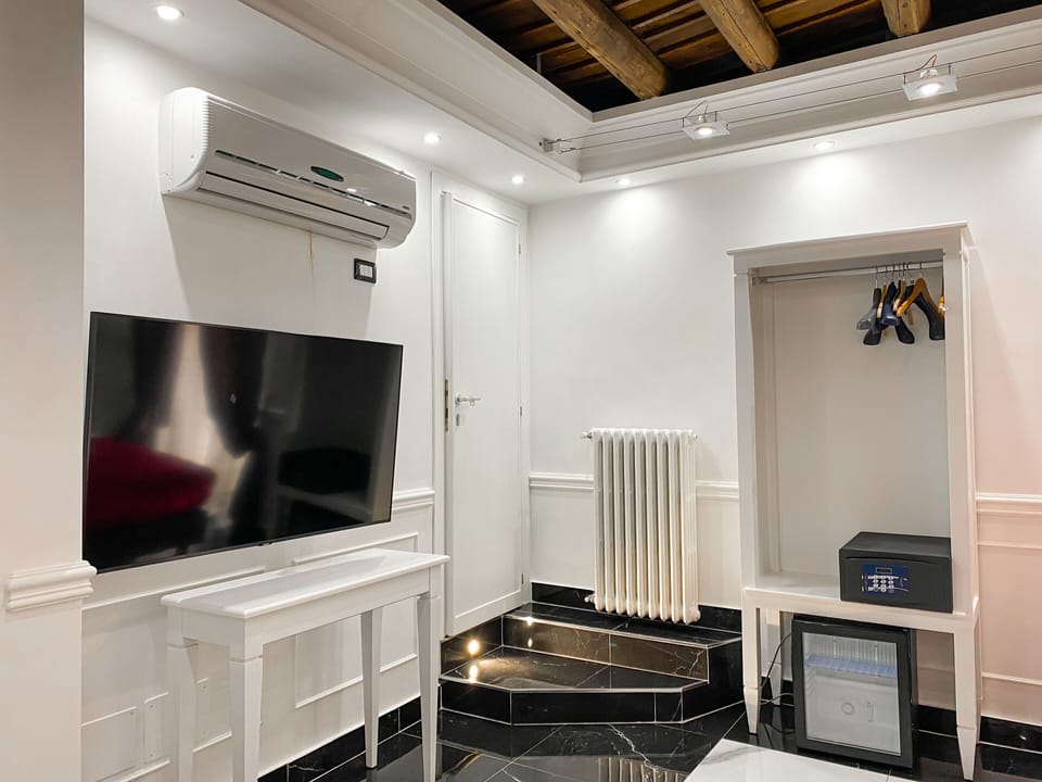 Deluxe Double or Twin Room | Minibar, in-room safe, desk, soundproofing