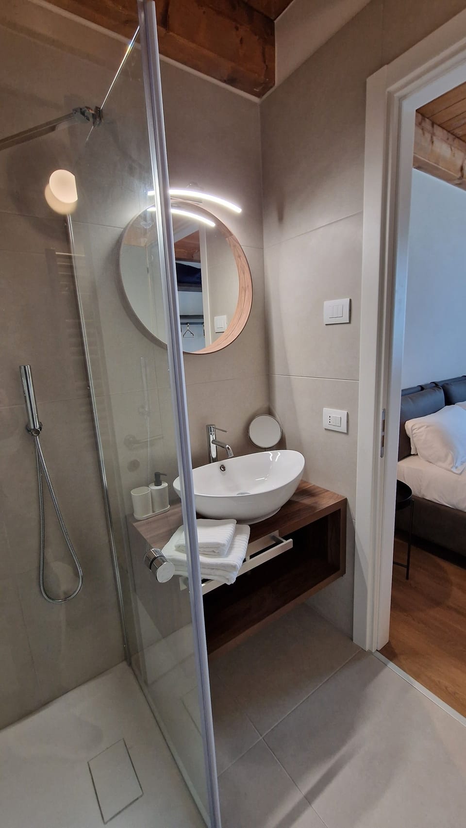 Business Double or Twin Room | Bathroom | Shower, rainfall showerhead, free toiletries, hair dryer