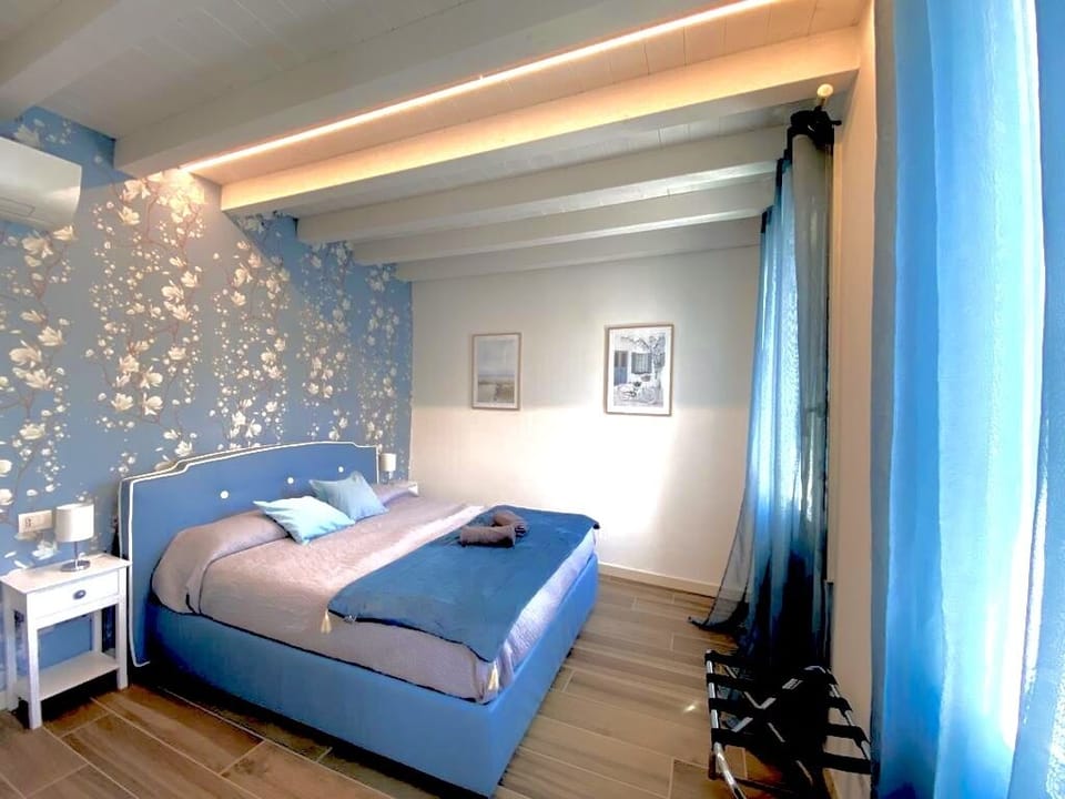 Classic Room, 1 Queen Bed | 1 bedroom, minibar, desk, soundproofing