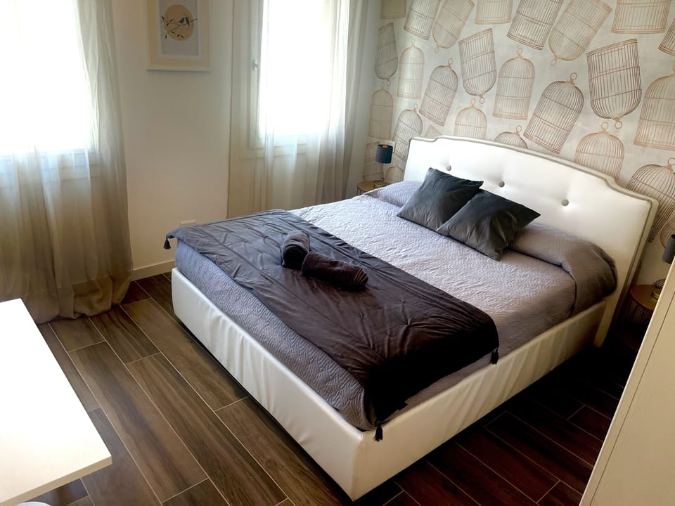 Comfort Room, 1 Queen Bed | 1 bedroom, minibar, desk, soundproofing