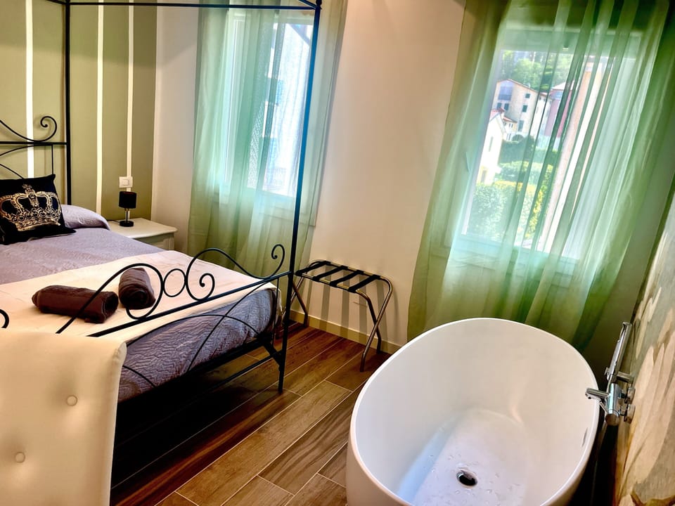 Romantic Room, 1 Queen Bed | 1 bedroom, minibar, desk, soundproofing