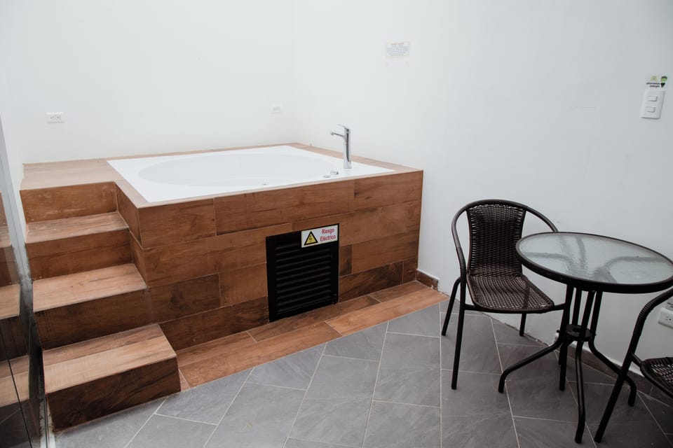 Suite | Bathroom | Shower, towels