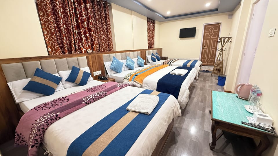 Business Triple Room | Hypo-allergenic bedding available, WiFi (free), bed sheets