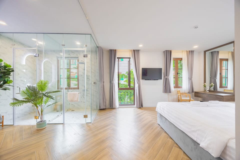 Deluxe Double Room, 1 King Bed, City View | Premium bedding, minibar, individually decorated, individually furnished