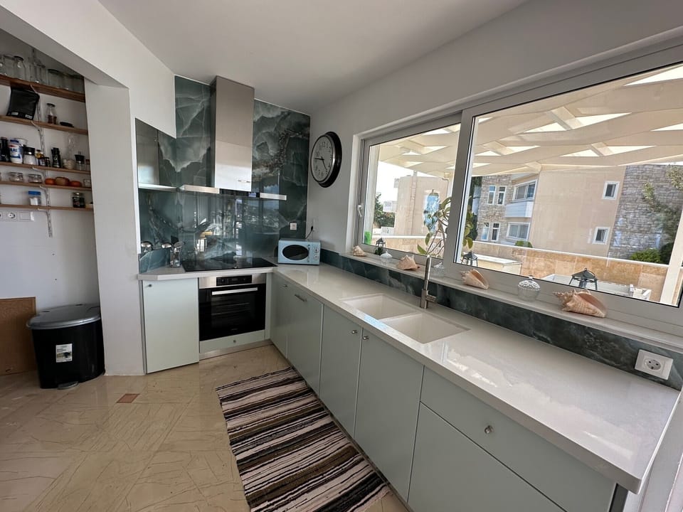Apartment | Private kitchen | Fridge, microwave, oven, stovetop