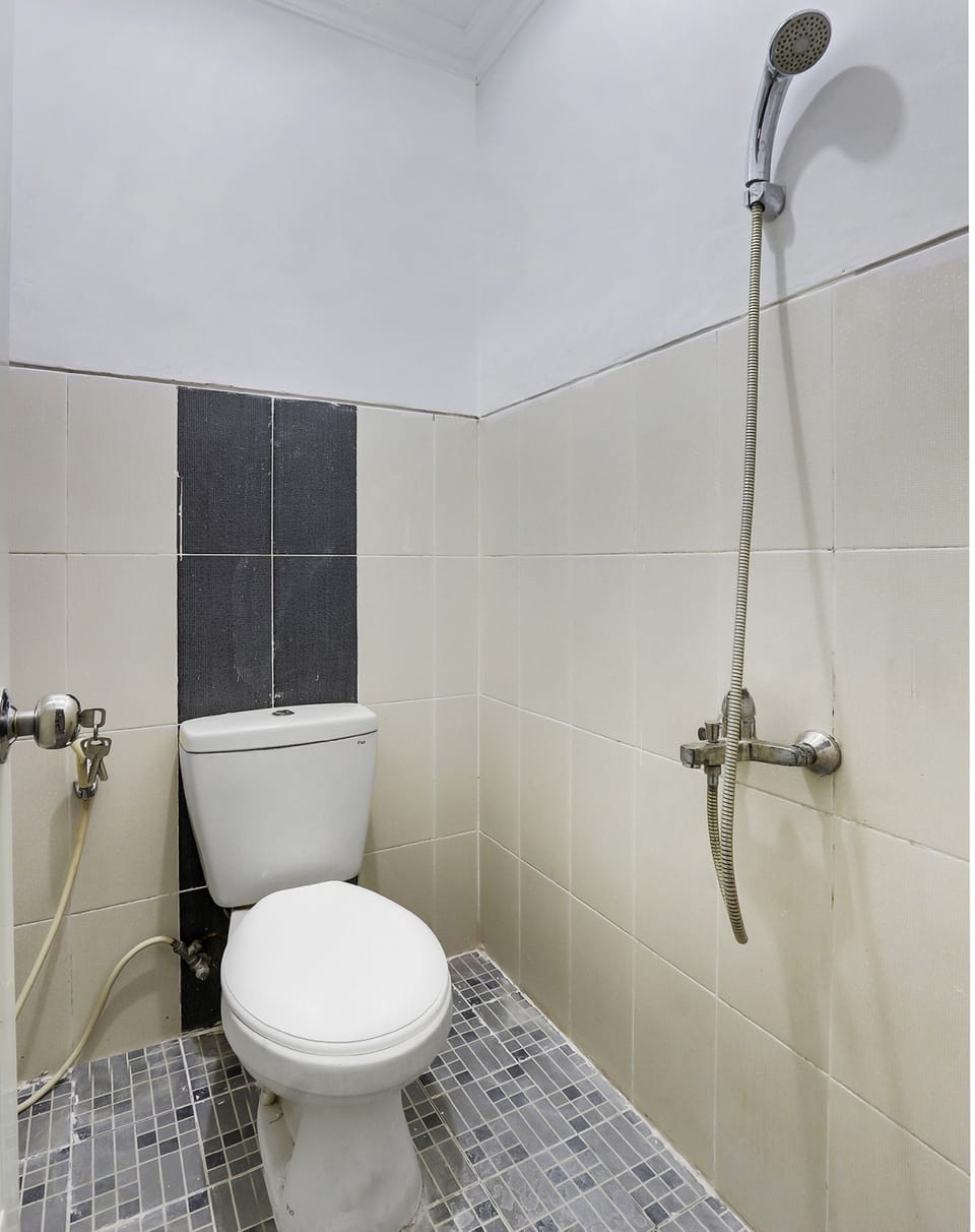 Standard Double Room | Bathroom | Shower, towels, toilet paper