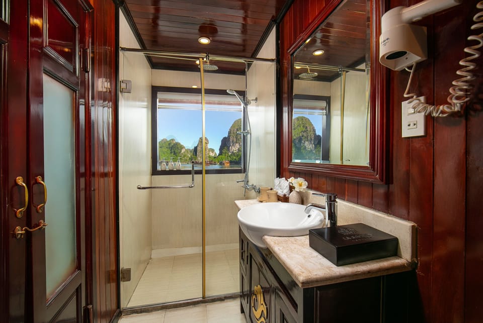 Shower, rainfall showerhead, free toiletries, hair dryer
