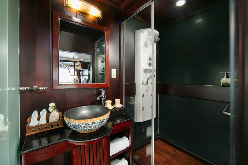 Shower, rainfall showerhead, free toiletries, hair dryer