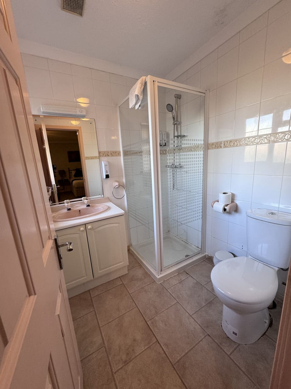 Deluxe Triple Room | Bathroom | Free toiletries, hair dryer