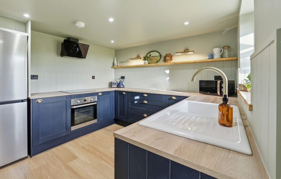 Deluxe Cottage, Ensuite, Courtyard View (Laburnum Cottage) | Shared kitchen | Highchair