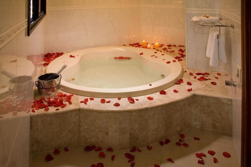 Deluxe Studio Suite | In-room safe, desk, laptop workspace, soundproofing