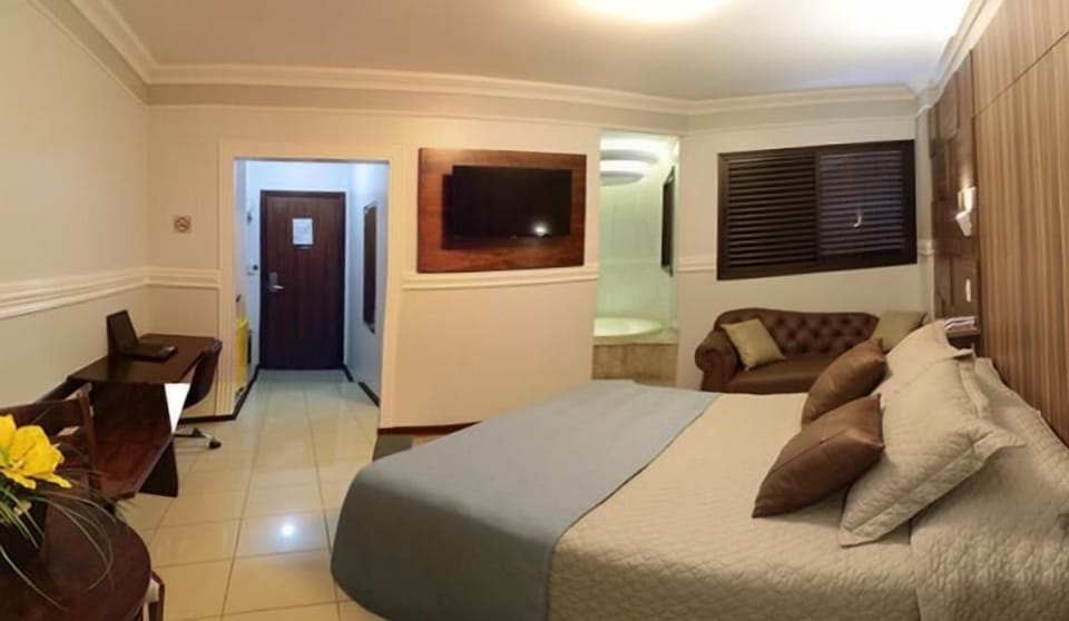 Deluxe Studio Suite | In-room safe, desk, laptop workspace, soundproofing