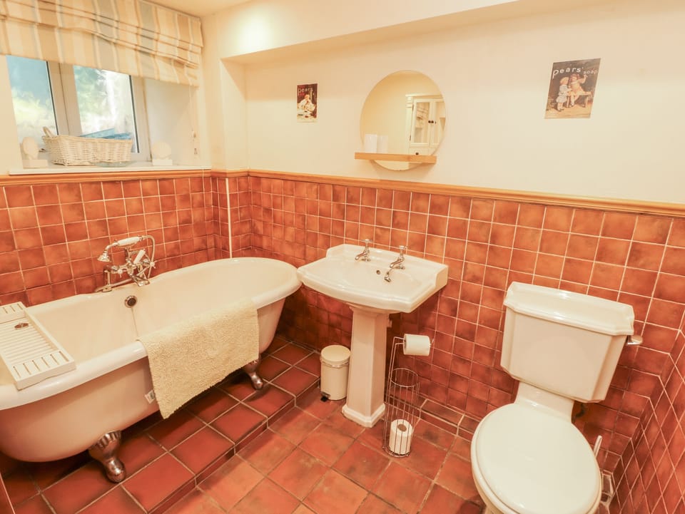 White House Cottage in England