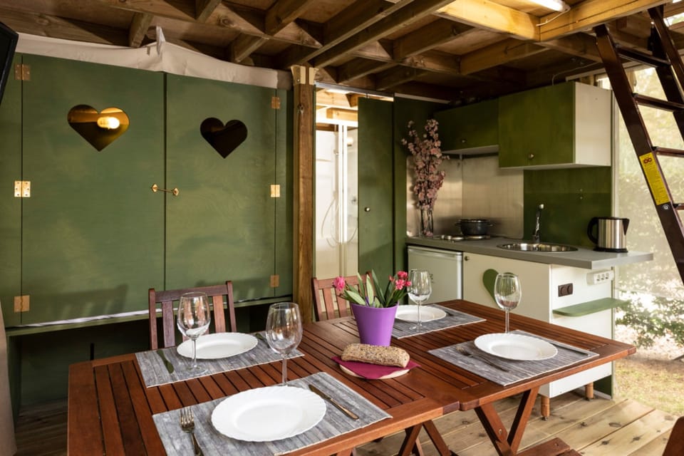 Air Lodge | Private kitchenette | Fridge, stovetop, cookware/dishes/utensils