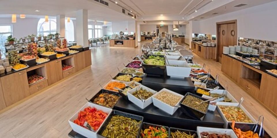 2 restaurants, international cuisine