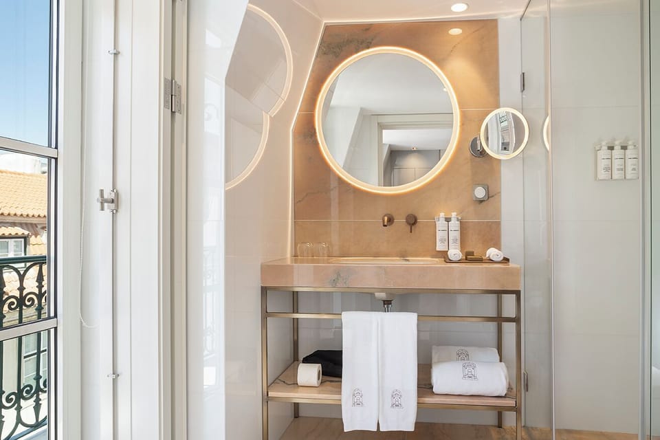 Grand Room, 2 Twin Beds | Bathroom | Free toiletries, hair dryer, bathrobes, slippers