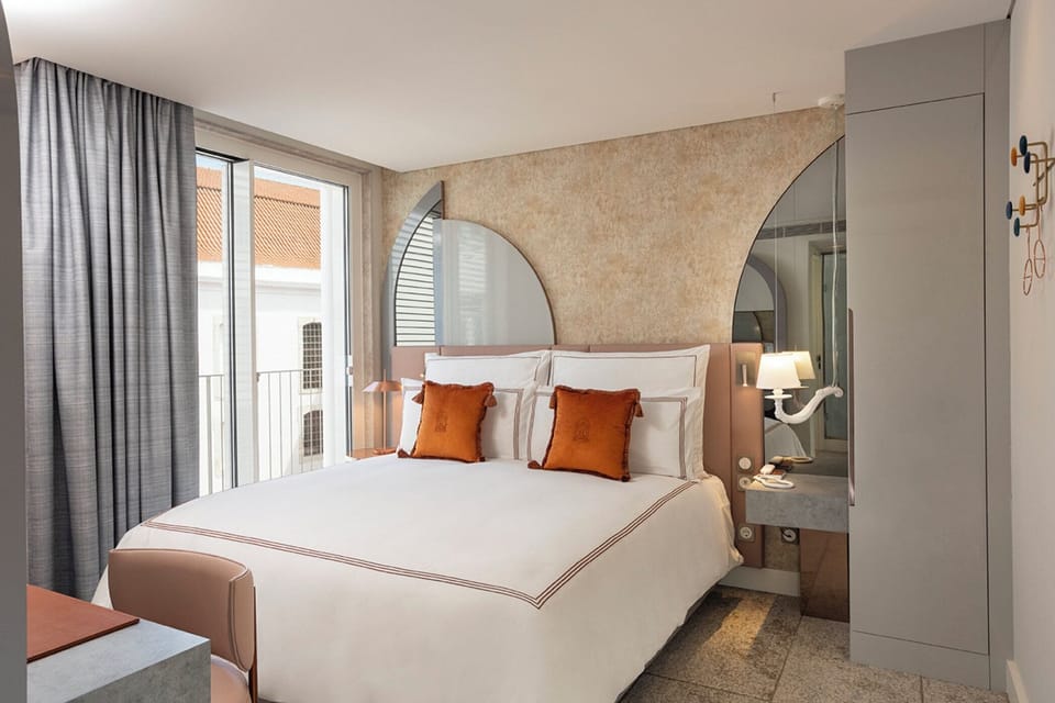 Hypo-allergenic bedding available, minibar, in-room safe