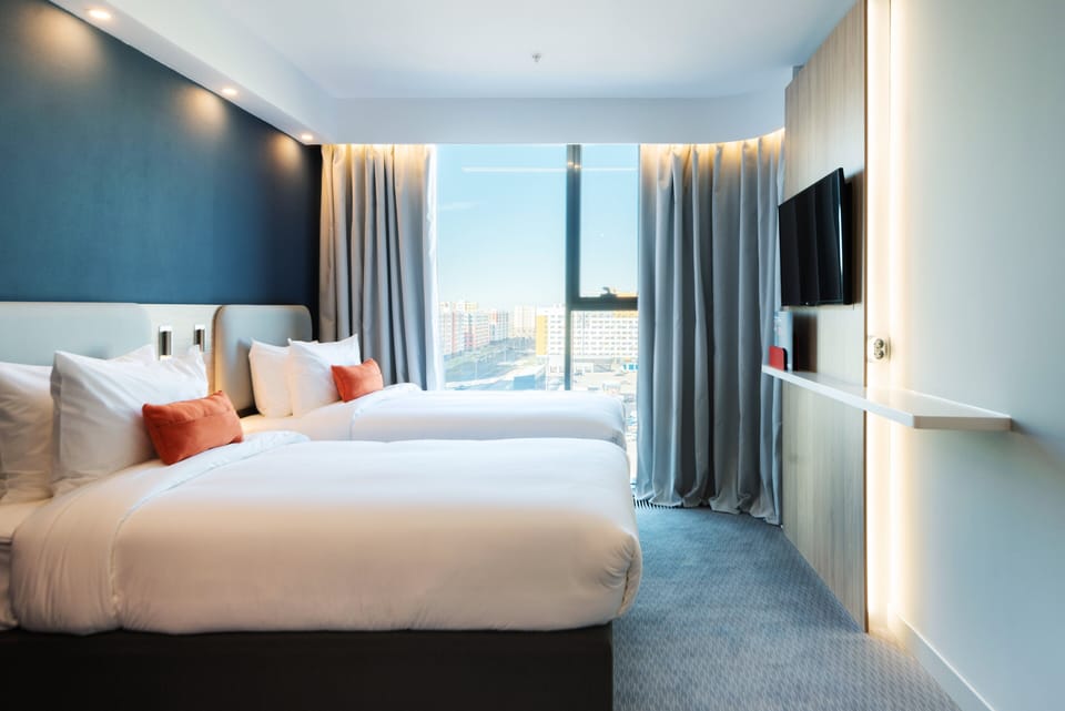 Standard Room, 2 Twin Beds (Free Breakfast) | In-room safe, desk, laptop workspace, blackout drapes