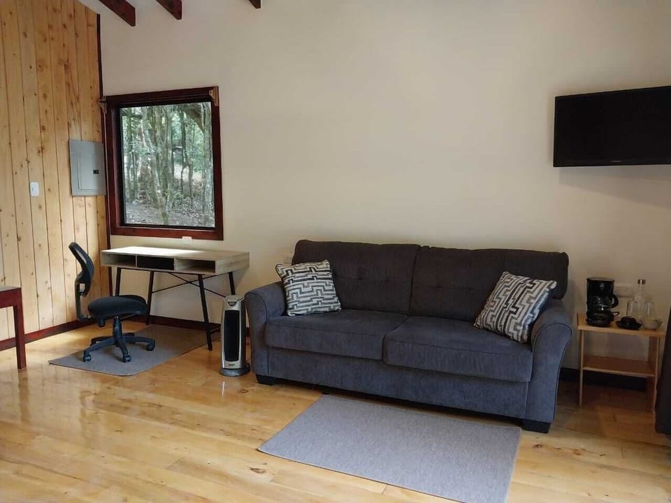 Deluxe Cabin | Premium bedding, down comforters, desk, laptop workspace