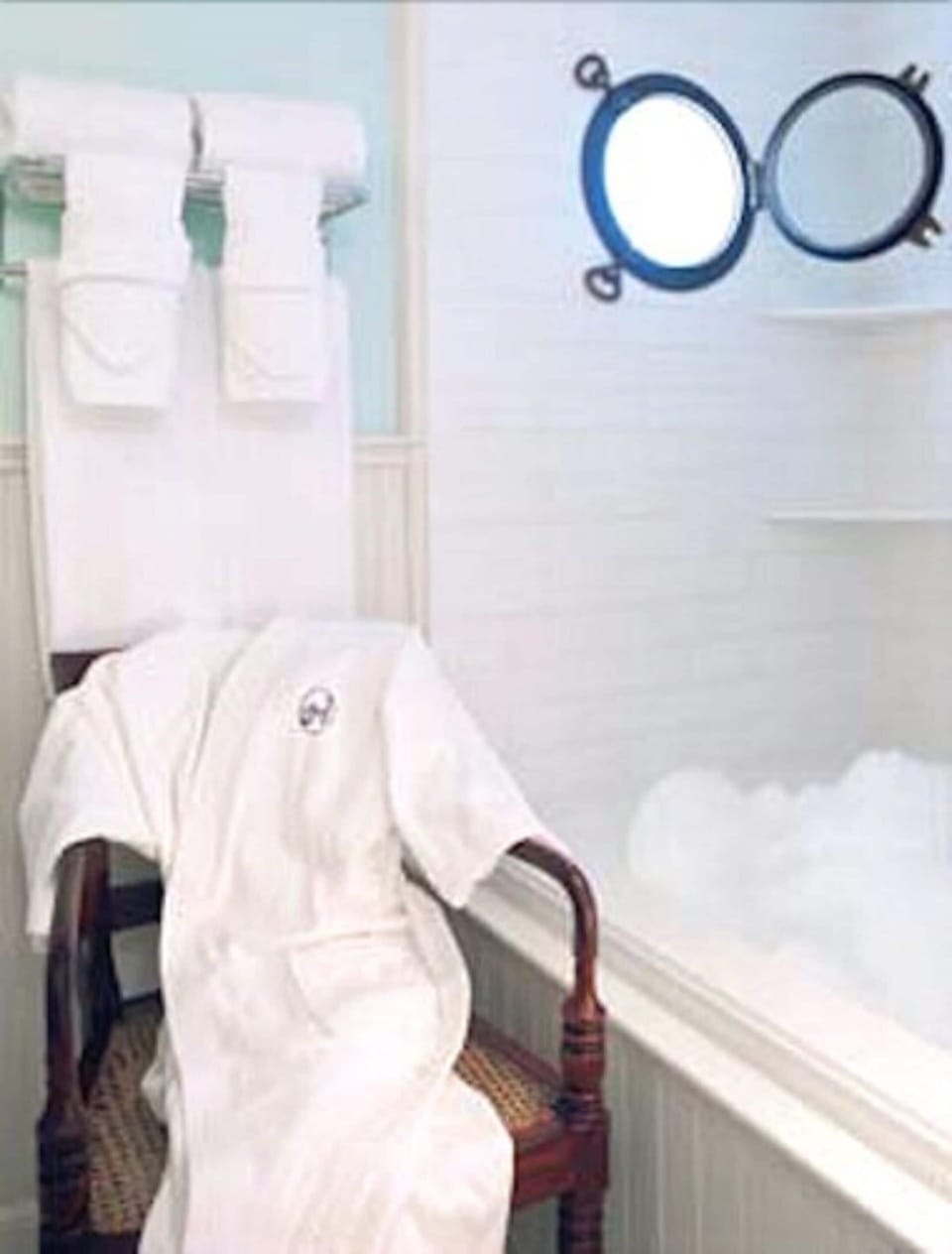 Waterfront King Suite | Bathroom | Shower, free toiletries, hair dryer, bathrobes