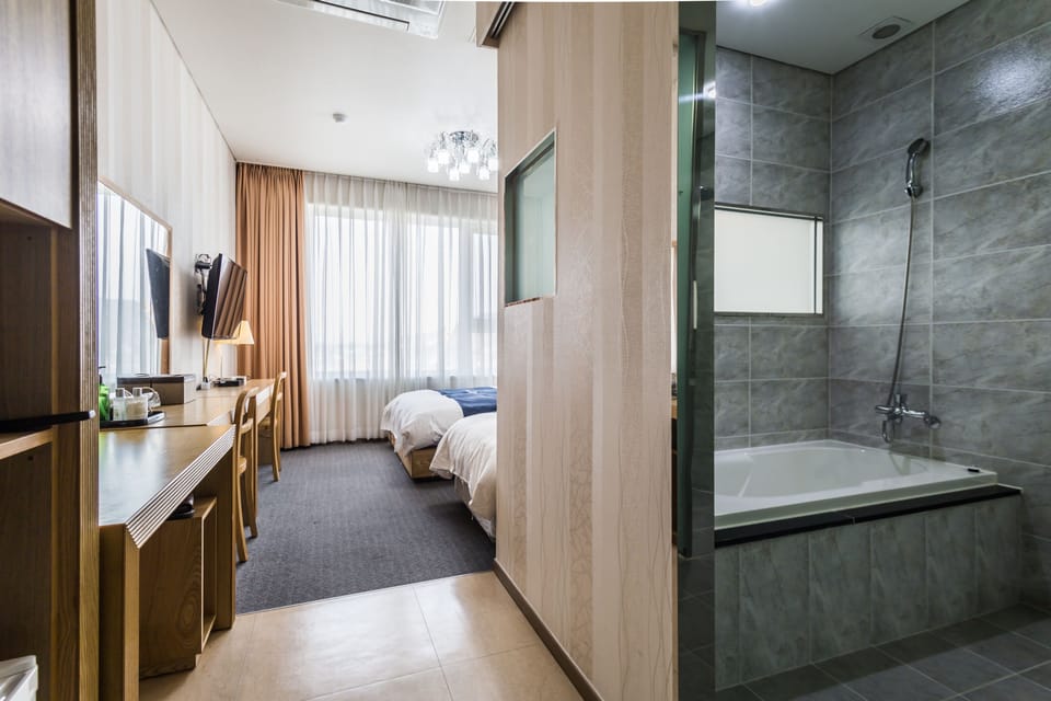 Deluxe Twin Room | Premium bedding, down comforters, individually furnished, desk