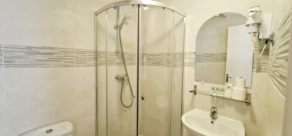 Triple Room | Bathroom | Shower, free toiletries, hair dryer, towels