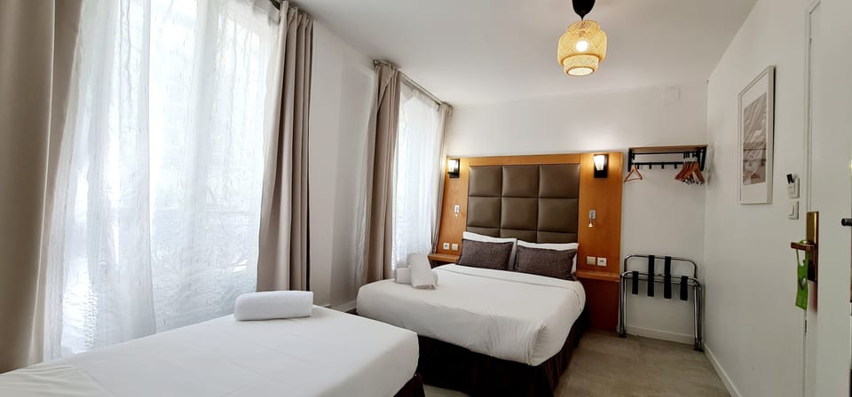 Triple Room | Desk, laptop workspace, iron/ironing board, free WiFi
