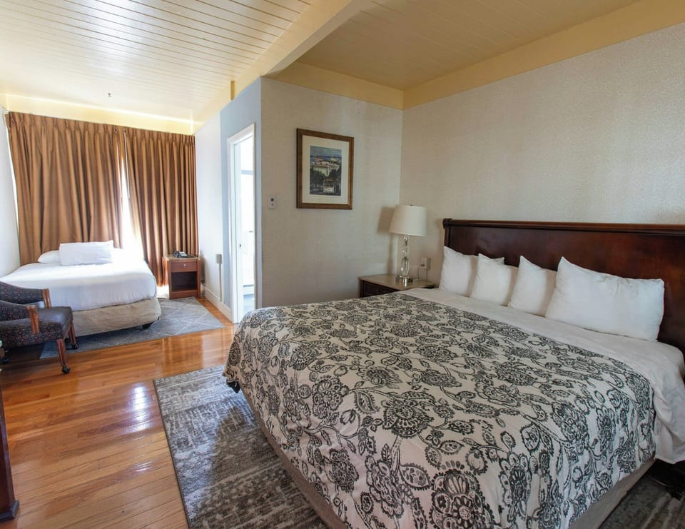 Room, 1 King Bed, Non Smoking, Private Bathroom | Laptop workspace, blackout drapes, iron/ironing board, free WiFi