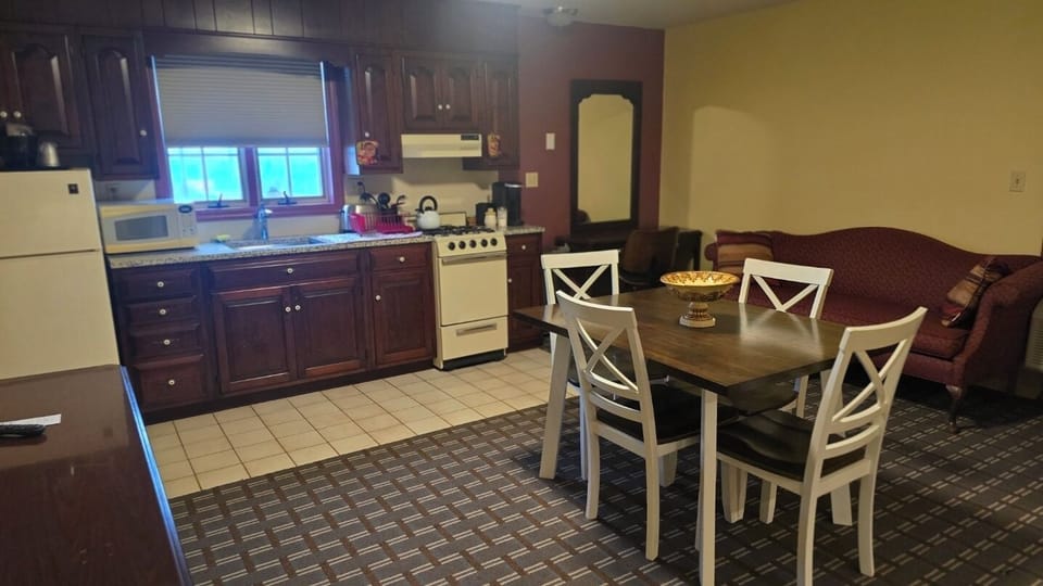 Family Studio Suite, 2 Queen Beds | Private kitchen | Fridge, microwave