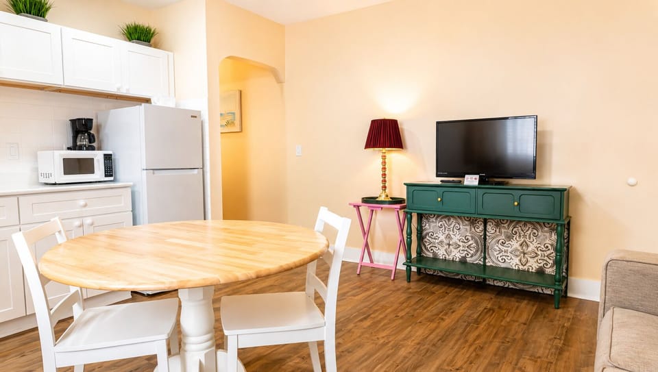 Deluxe Room, 1 King Bed, Non Smoking, Kitchenette | Living area | 43-inch TV with cable channels