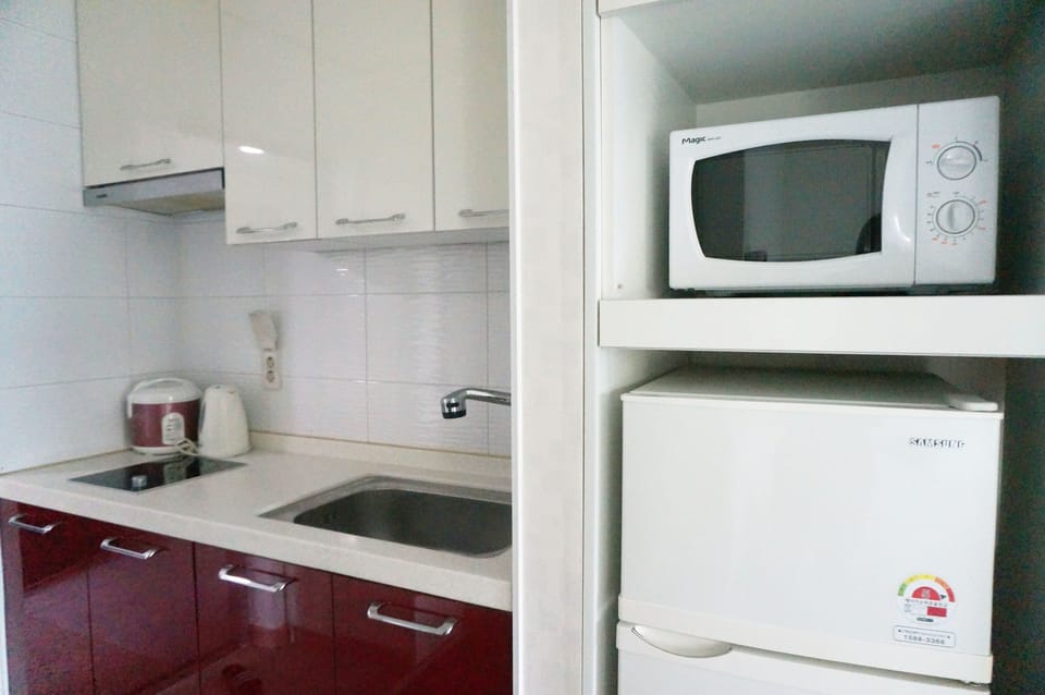 Fridge, coffee/tea maker