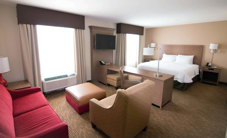 Premium bedding, in-room safe, desk, laptop workspace