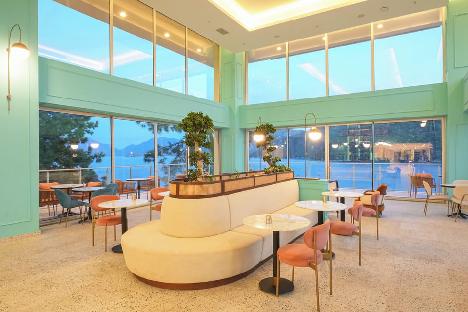 5 restaurants; breakfast, lunch, and dinner served