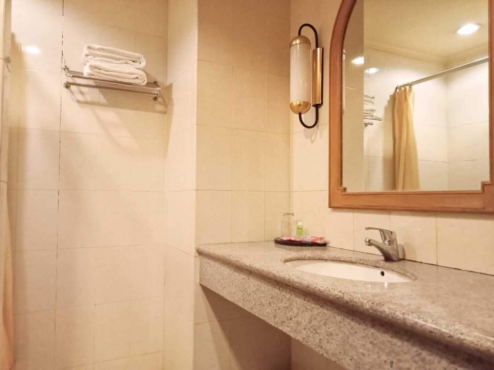 Standard Double Room | Bathroom | Shower, rainfall showerhead, free toiletries, towels