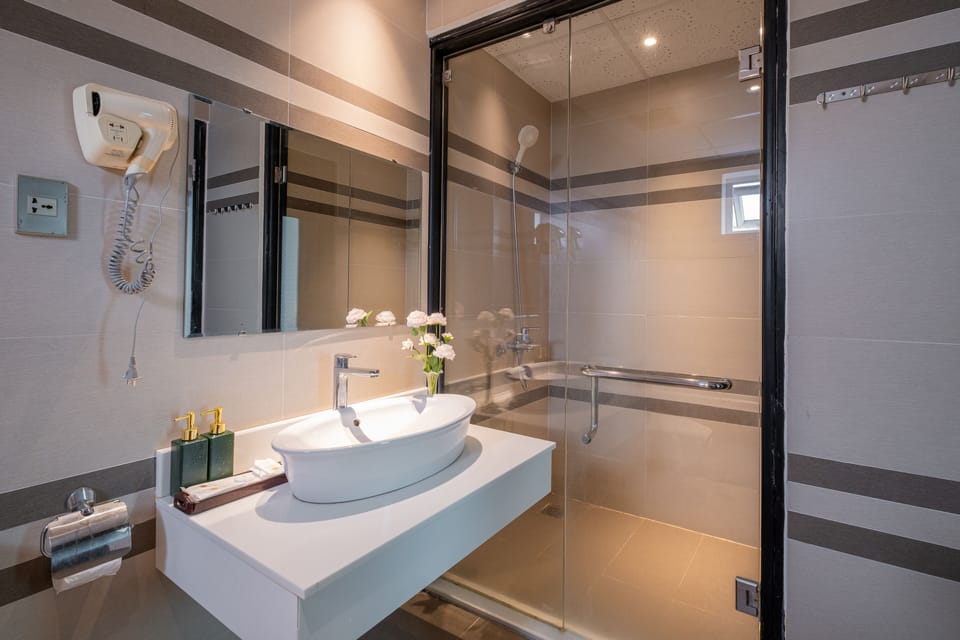 Combined shower/tub, deep soaking tub, free toiletries, hair dryer