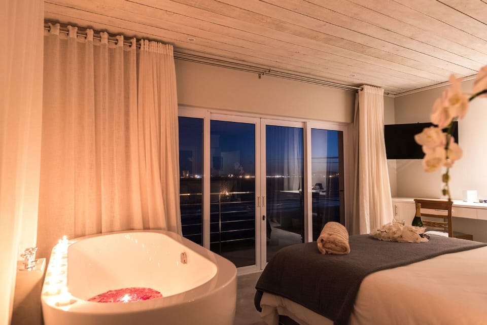 Executive Room (22) | Bathroom | Shower, towels