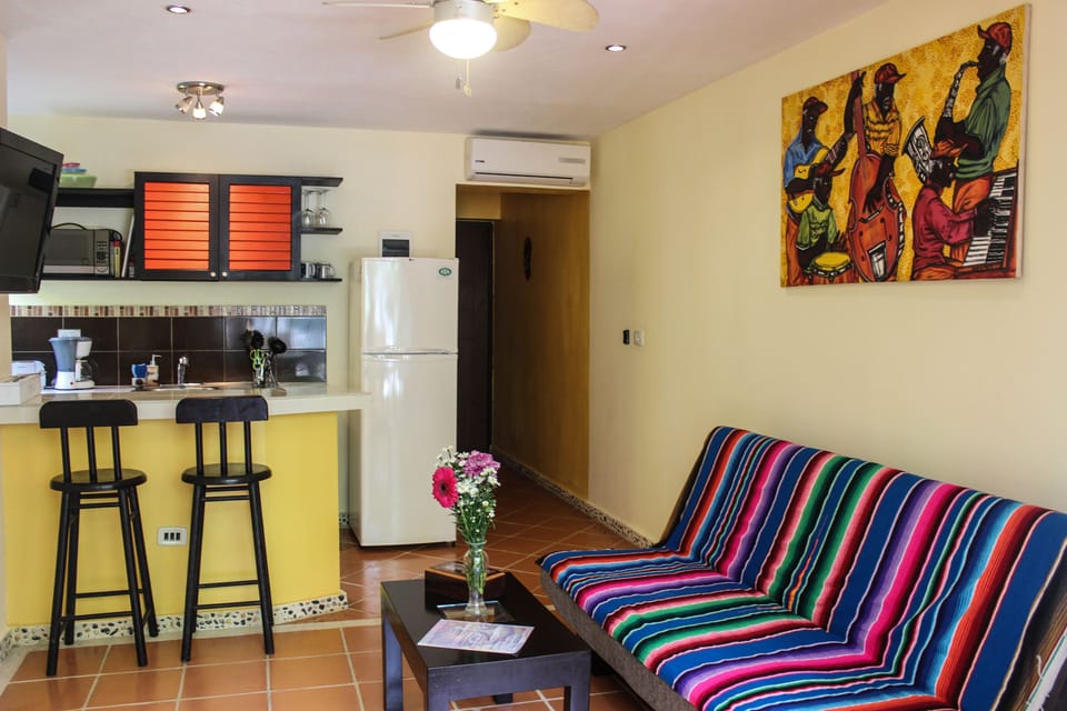 Living room | 32-inch LCD TV with cable channels