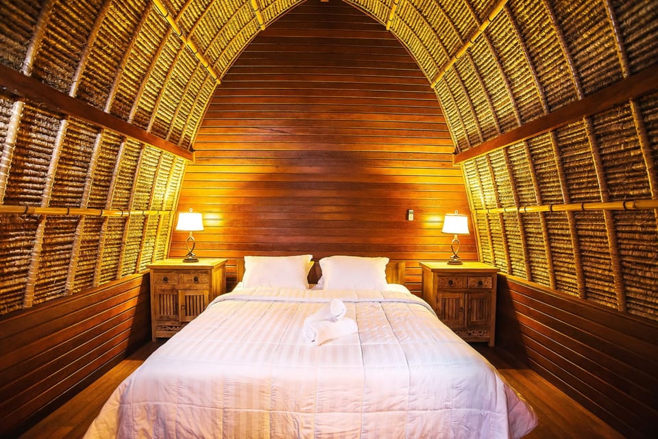 Deluxe Room | Premium bedding, in-room safe, desk, iron/ironing board