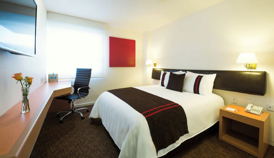 Room, 1 Twin Bed (Preferencial) | In-room safe, desk, laptop workspace, iron/ironing board