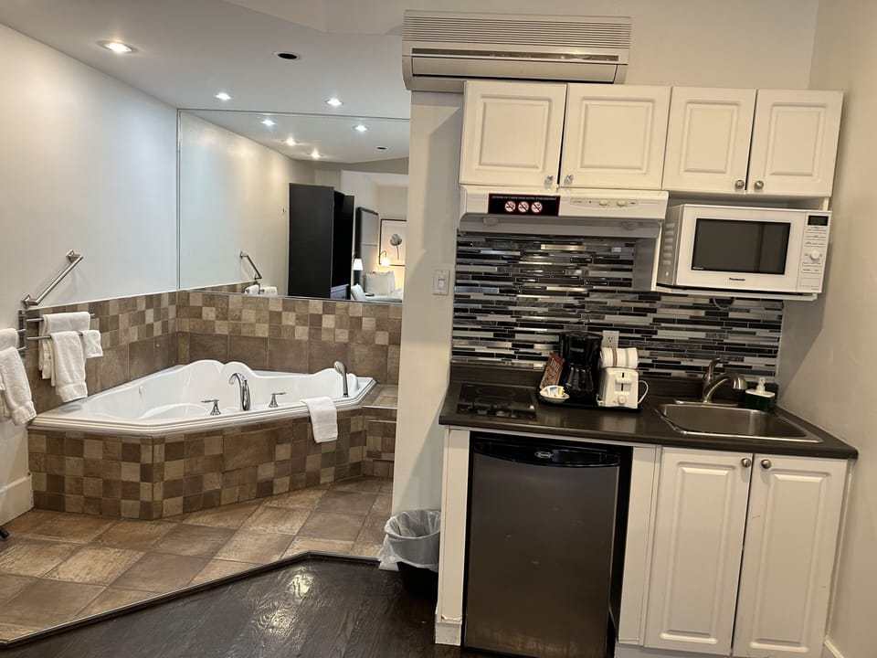 Superior Room, 1 Queen Bed, Hot Tub | Bathroom | Free toiletries, hair dryer, towels